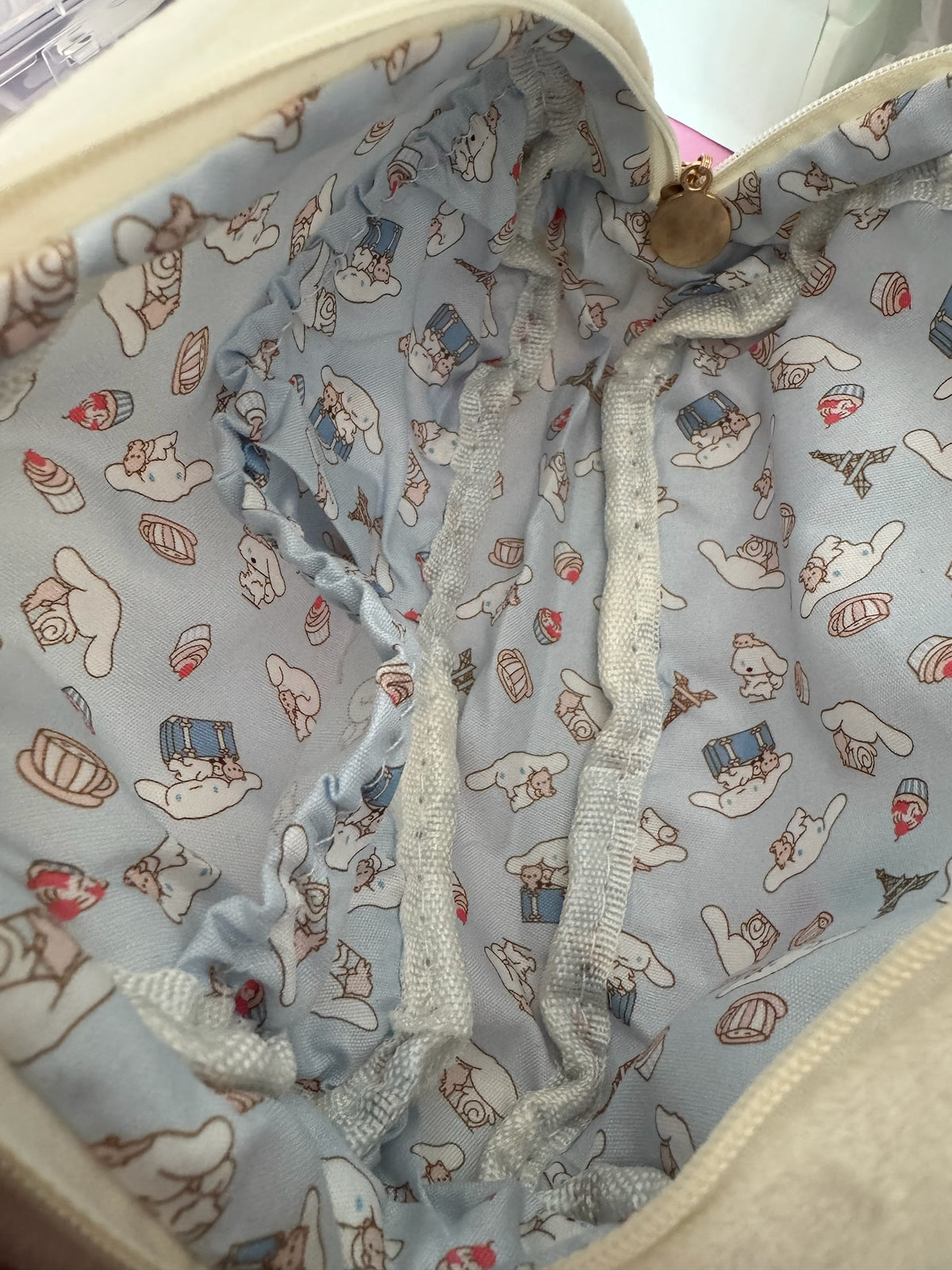 Interior de estuche Brena con forro de tela azul claro estampado con personajes Cinnamoroll y motivos dulces