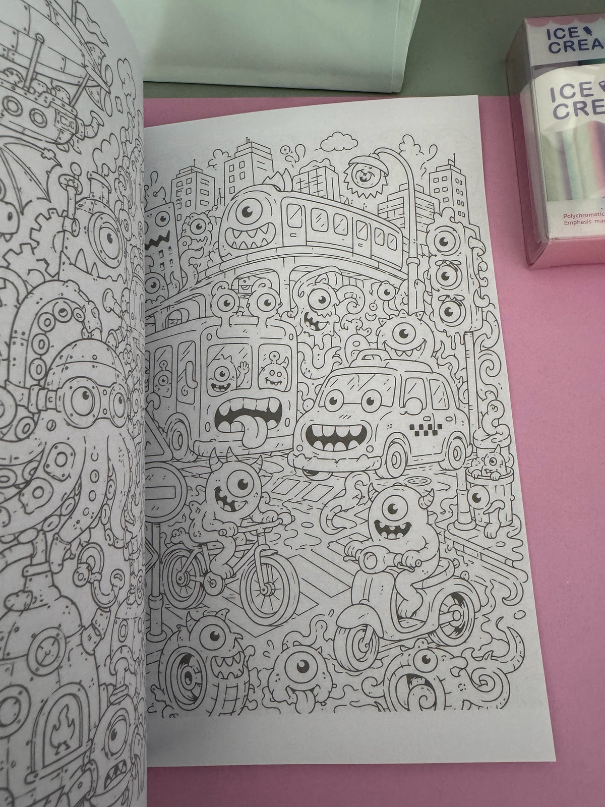 Libro de calcar y colorear Brena con detalladas ilustraciones de monstruos en una ciudad para adultos