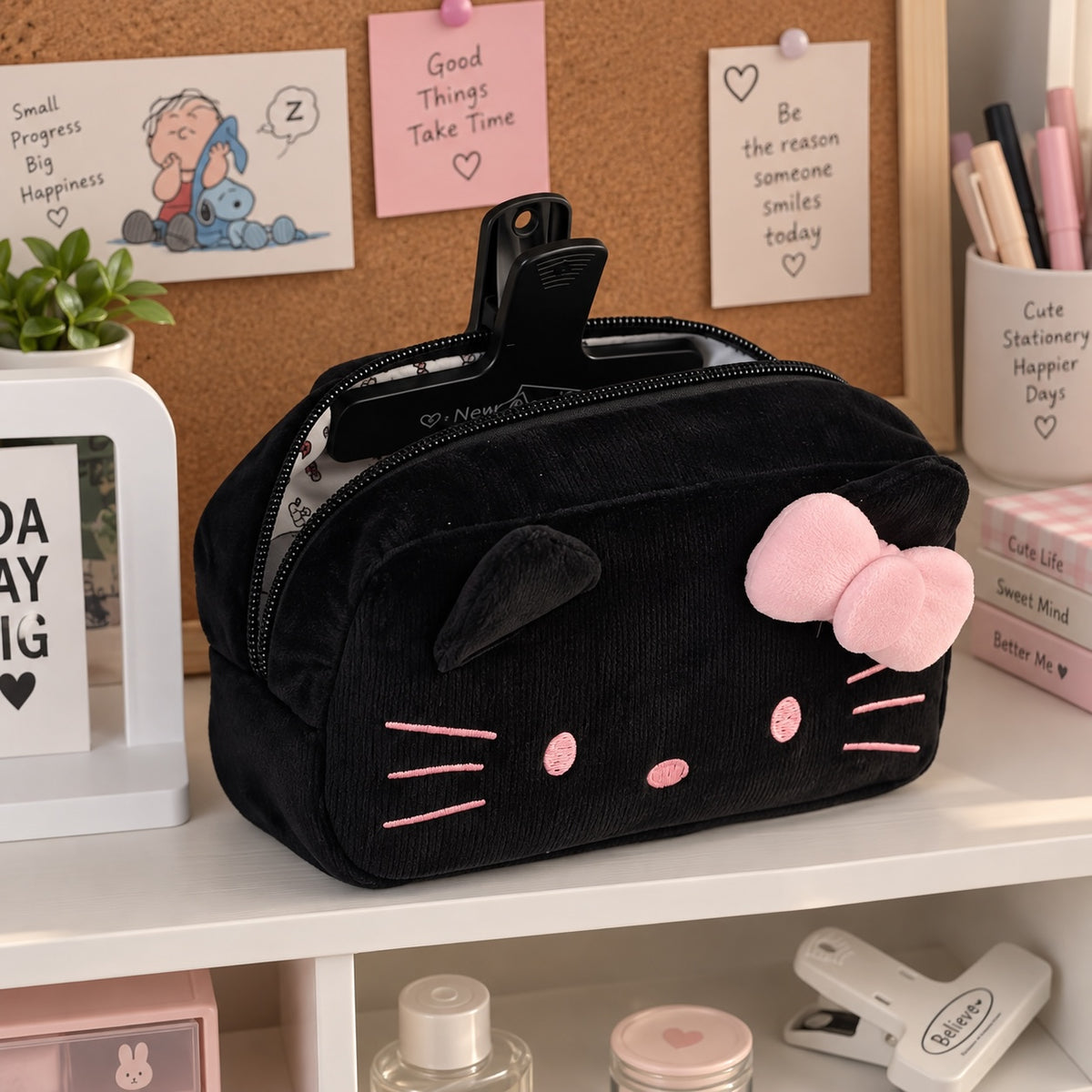 Neceser Brena de pana negra con diseño de gatito, bordados rosas y lazo 3D, ideal para organizar maquillaje.