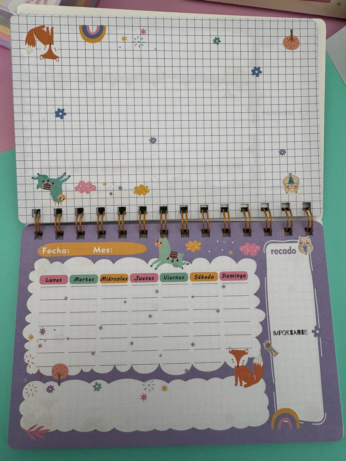 Planner semanal Brena con espiral metálica, diseño horizontal cuadriculado y coloridas ilustraciones de animalitos.