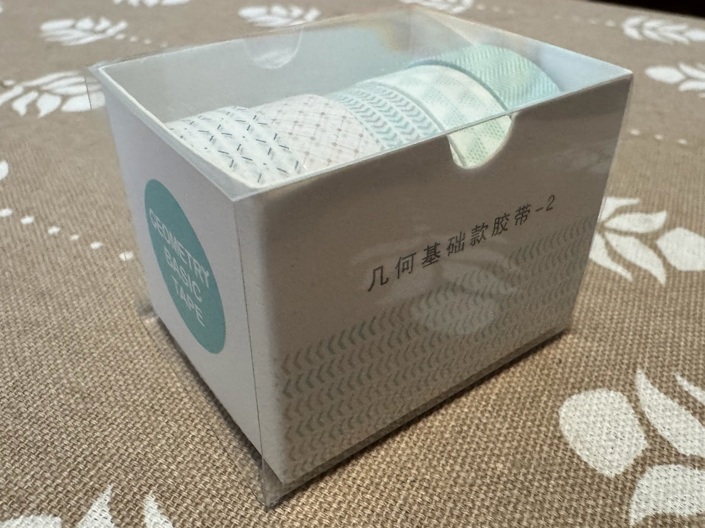 Set de cintas adhesivas Brena Washi Tape con patrones geométricos en tonos suaves, presentadas en caja organizadora.
