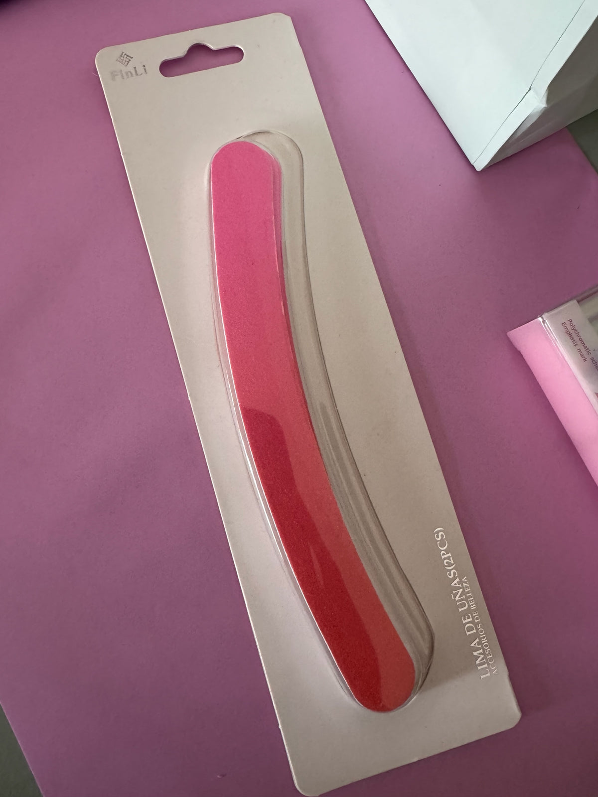 Set de 2 limas de uñas curvas Brena de color rosa y rojo en empaque original para manicura profesional