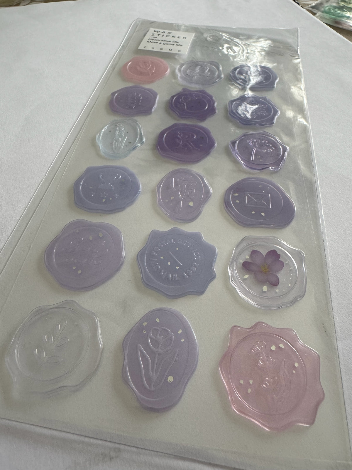 Set de pegatinas Brena con diseño de sello de cera en tonos lavanda, violeta y rosa con motivos botánicos y vintage.