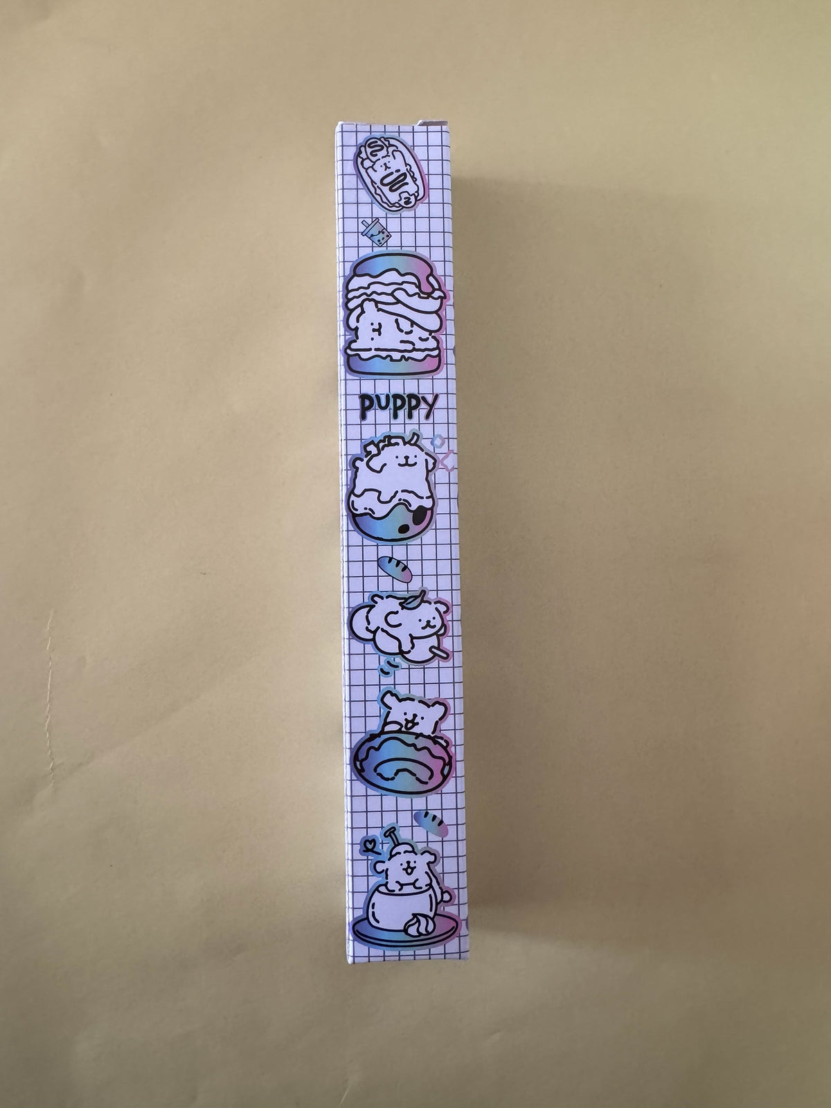 Caja sorpresa Brena con diseño cuadriculado y tiernas ilustraciones kawaii de cachorritos en colores degradados