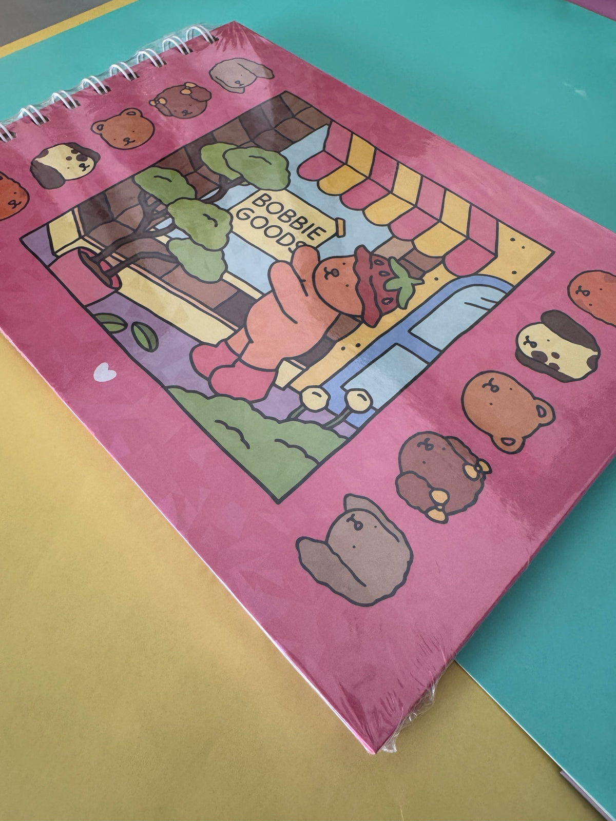 Cuaderno de espiral Brena con portada rosa ilustrada estilo kawaii de osito y amigos para notas y bocetos creativos