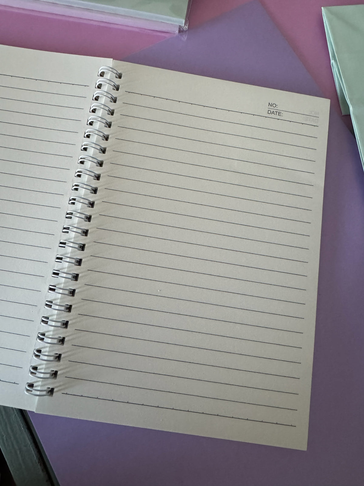 Cuaderno de notas Brena con espiral metálico, hojas rayadas con espacio para fecha y número de página