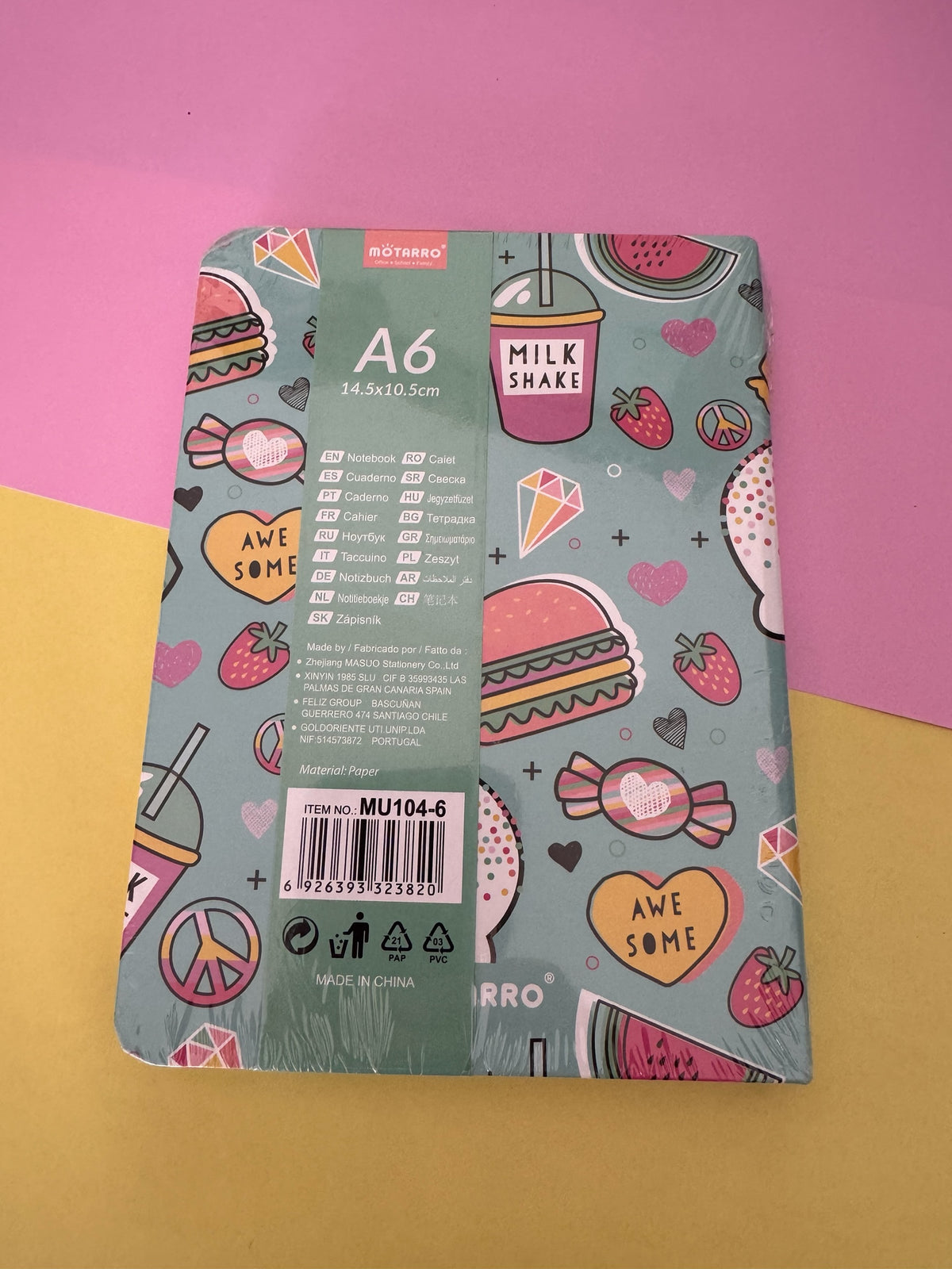 Cuaderno de notas Brena tamaño A6 con estampado colorido de hamburguesas, batidos y motivos divertidos en fondo verde