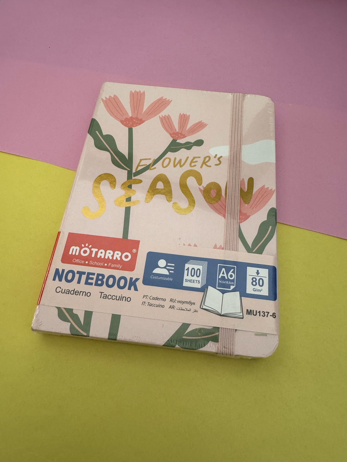 Cuaderno A6 Brena con diseño floral, letras doradas y banda elástica, ideal para notas y organización personal.