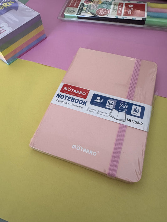 Cuaderno de notas Brena Motarro tamaño A6 en color rosa pastel con cierre elástico y 100 hojas de papel de 80g