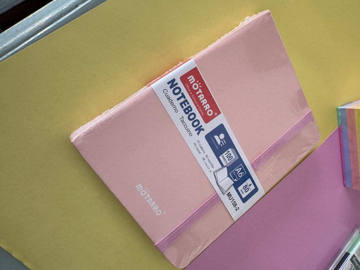 Cuaderno de notas Brena Motarro tamaño A6 en color rosa pastel con cierre elástico y 100 hojas de alta calidad