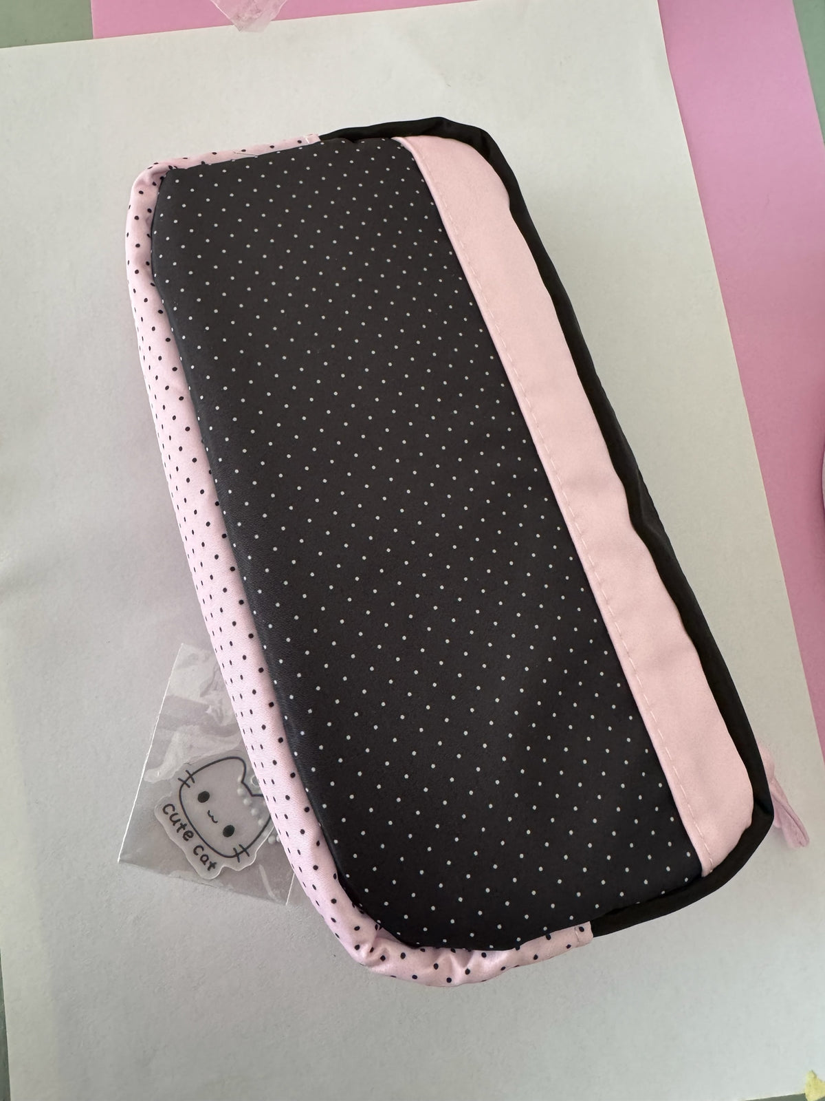 Estuche organizador escolar Brena en rosa y negro con estampado de lunares y llavero decorativo de gatito