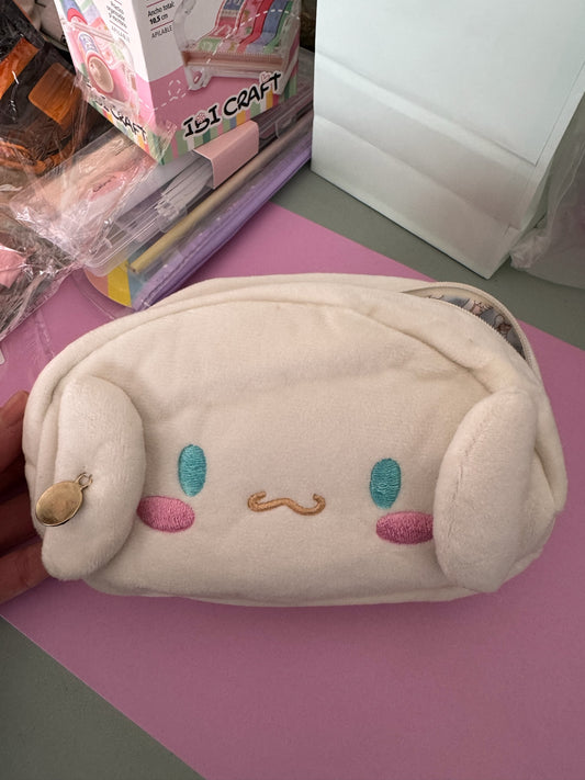 Estuche organizador de felpa Brena color crema con diseño bordado de Cinnamoroll y orejas laterales suaves