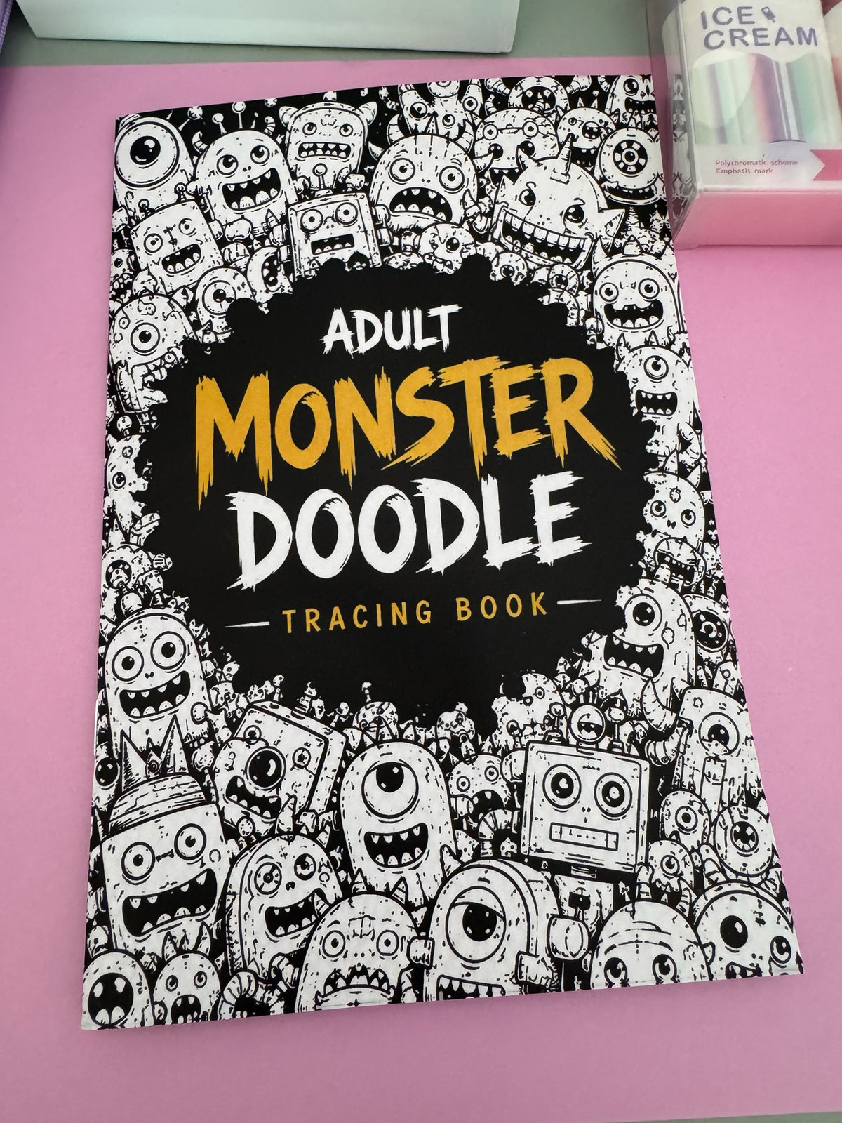 Libro de calcar Brena Adult Monster Doodle con ilustraciones detalladas de monstruos en blanco y negro para adultos.