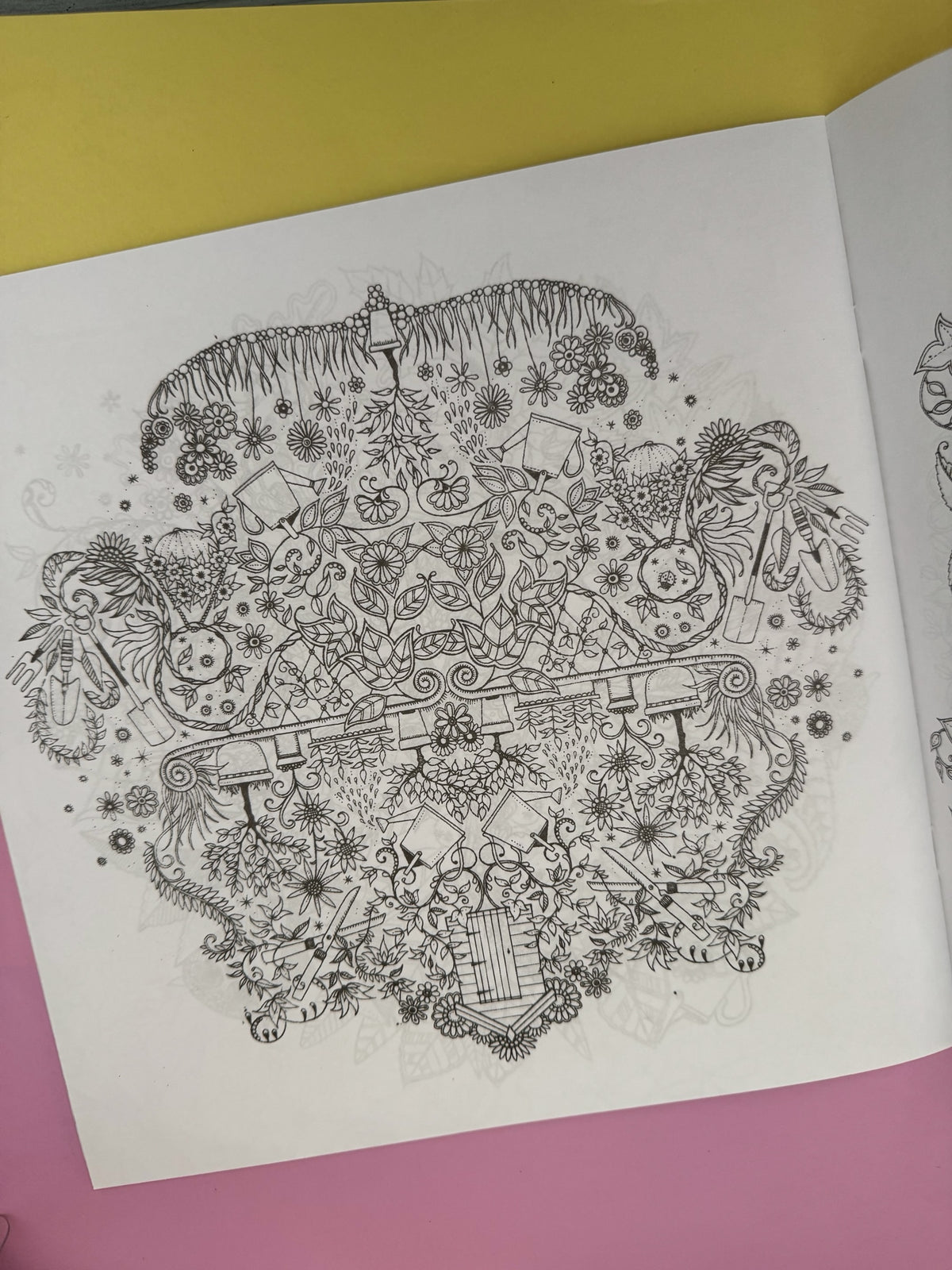 Libro de colorear Brena con intrincadas ilustraciones botánicas de jardines y herramientas de jardinería en blanco