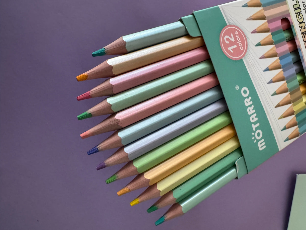 Set de 12 lápices de colores pastel Brena MÖTARRO con diseño hexagonal y mina resistente para dibujo artístico