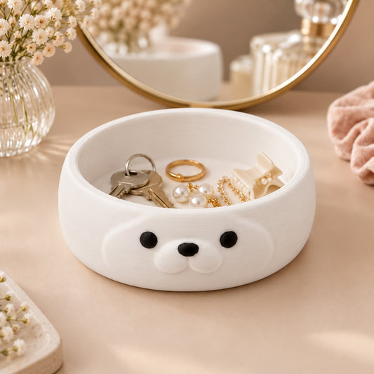 Organizador de escritorio Brena de resina blanca con diseño de perrito, ideal para joyas y llaves en una mesa.