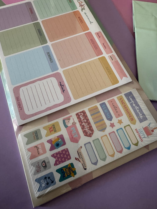 Set de planificador semanal Brena con colores pasteles y hoja de stickers decorativos para organizar tareas diarias.
