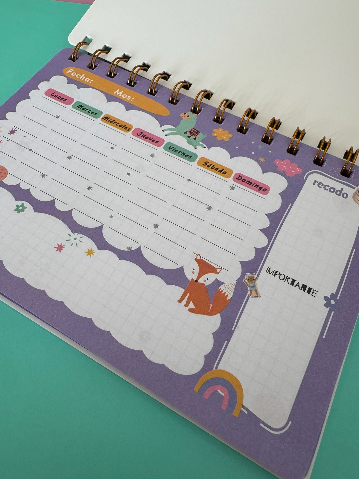 Planner semanal Brena con espiral, diseño kawaii de zorros y llamas, secciones para días, notas y tareas importantes.