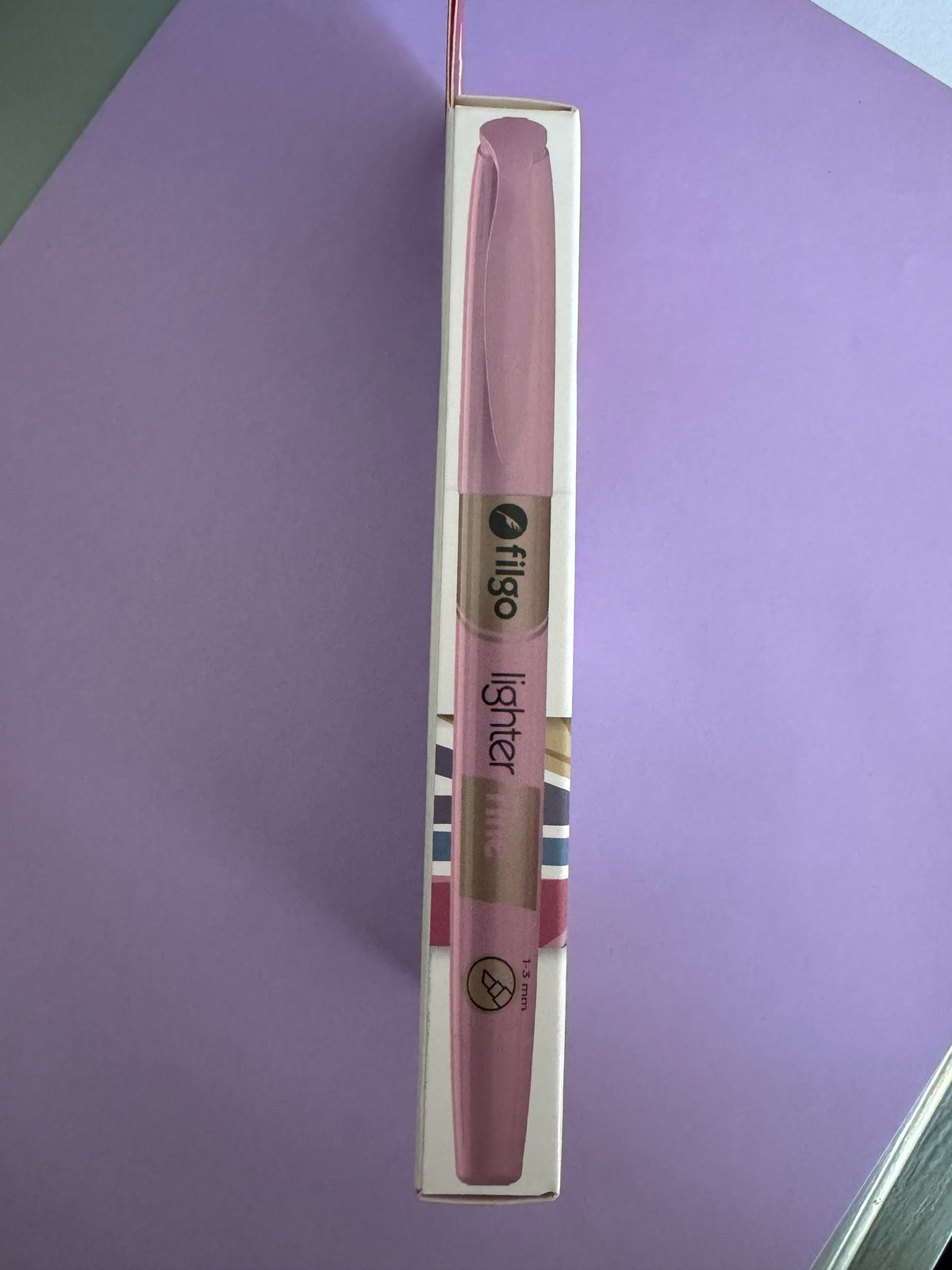 Resaltador Filgo Lighter Fine en tono rosa pastel con punta biselada de 1 a 3 mm, disponible en Brena