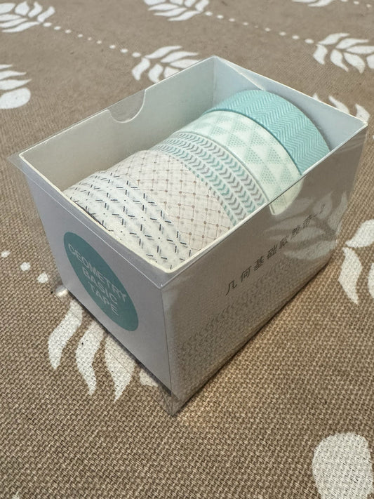 Set de cintas Washi Tape Brena con patrones geométricos en tonos crema y verde agua dentro de una caja organizadora.