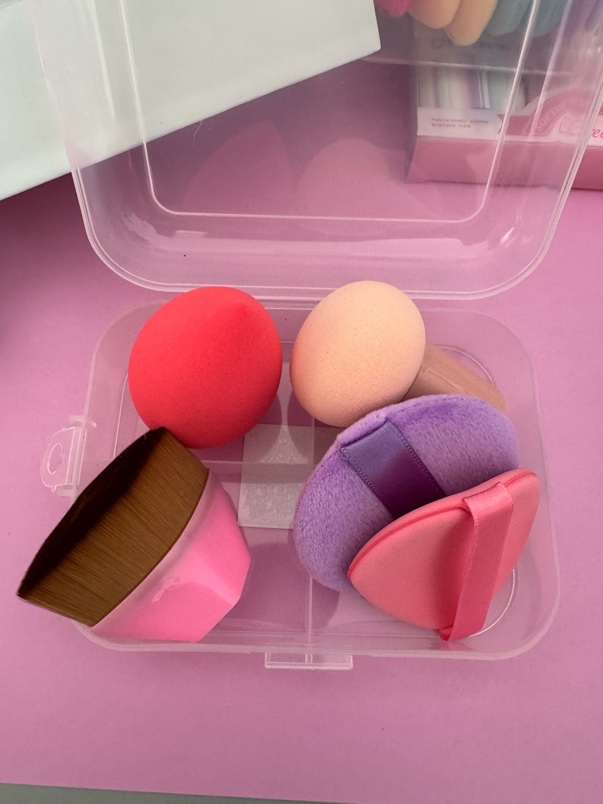 Set de maquillaje Brena con esponjas de colores, borlas suaves y brocha de base en estuche organizador transparente.