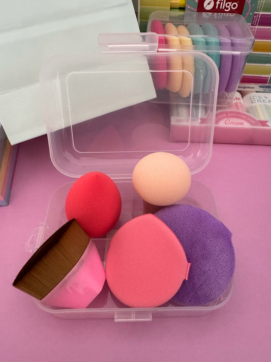 Set de maquillaje Brena con esponjas coloridas, borlas suaves y brocha de base en estuche organizador transparente.