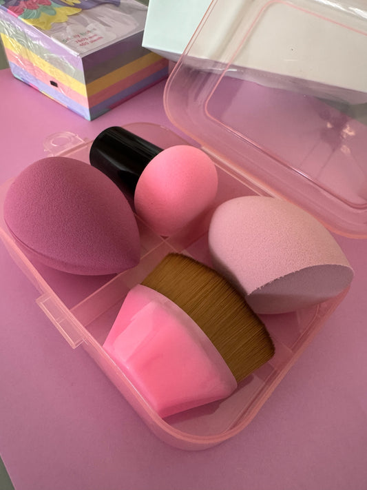 Set de maquillaje Brena con esponjas rosadas y brocha de precisión en estuche protector traslúcido