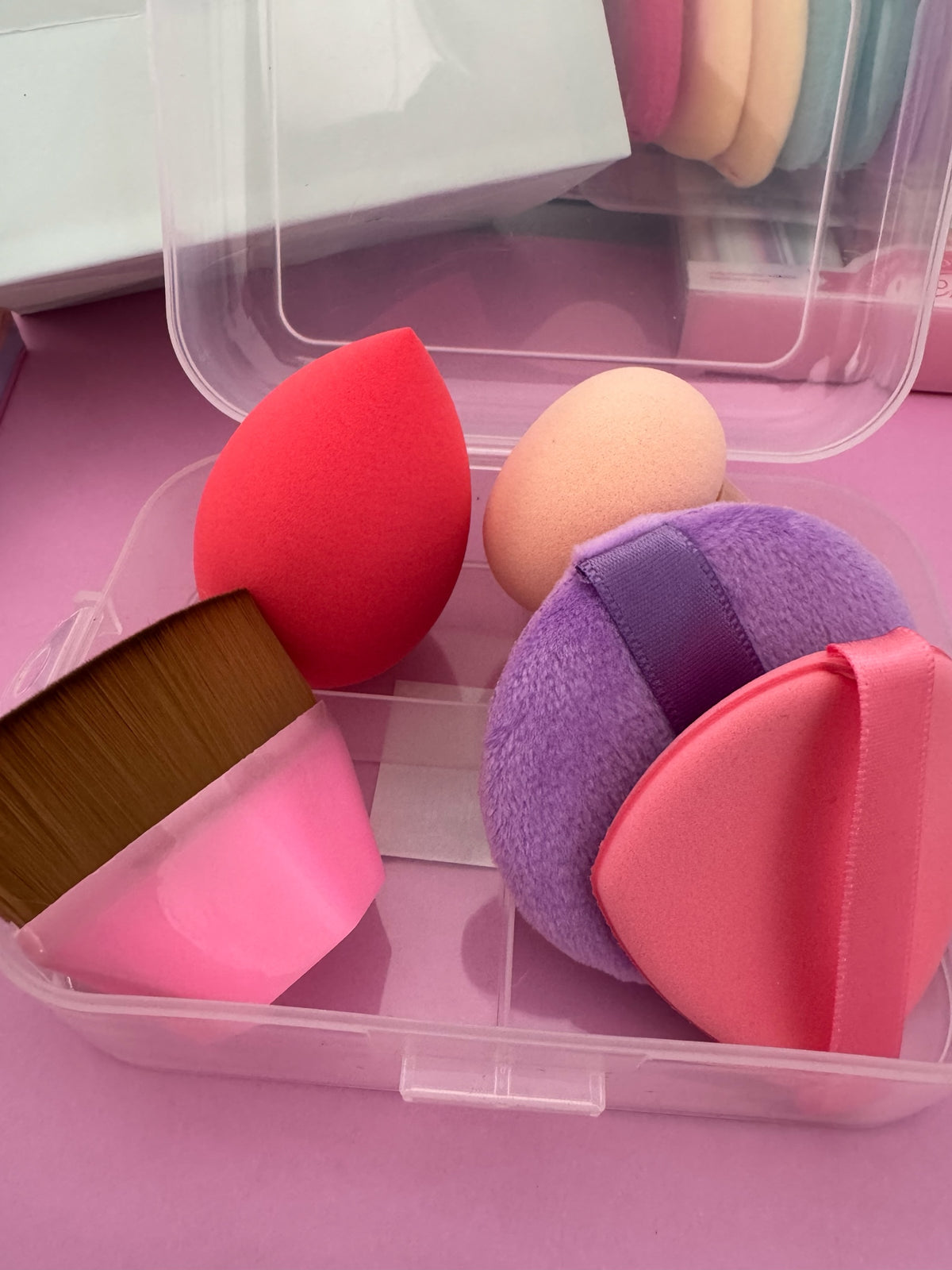 Set de maquillaje Brena con esponjas coloridas, borlas de terciopelo y brocha de base en estuche organizador