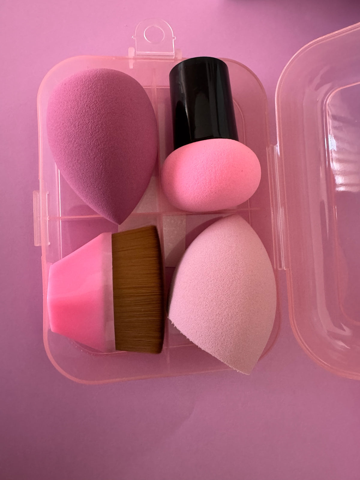 Set de maquillaje Brena con esponjas y brochas rosadas en estuche protector traslúcido para una aplicación uniforme