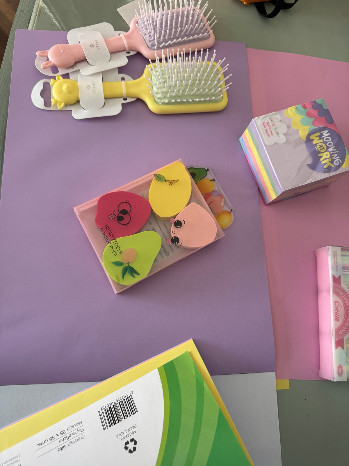Set de cuatro esponjas de maquillaje Brena con formas y diseños de frutas coloridas para una aplicación profesional