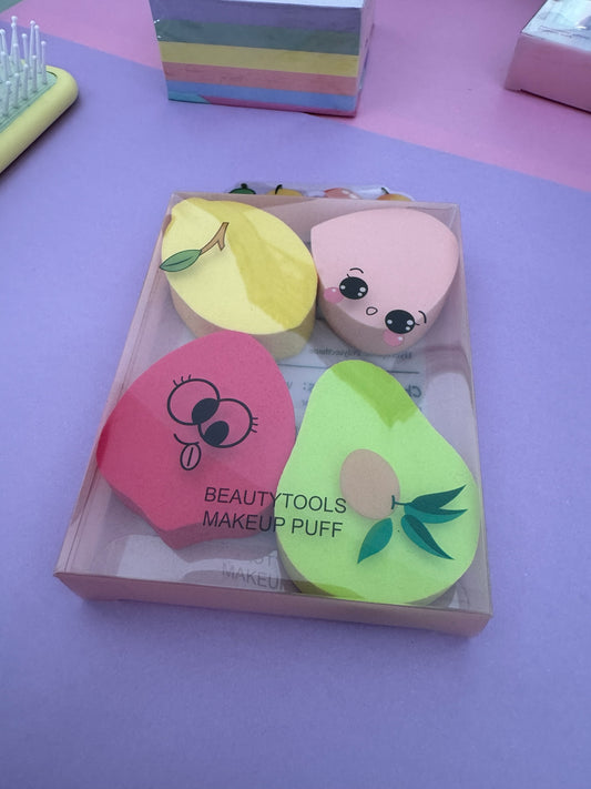 Set de 4 esponjas de maquillaje Brena con formas de frutas kawaii, texturas suaves para aplicar base y corrector.