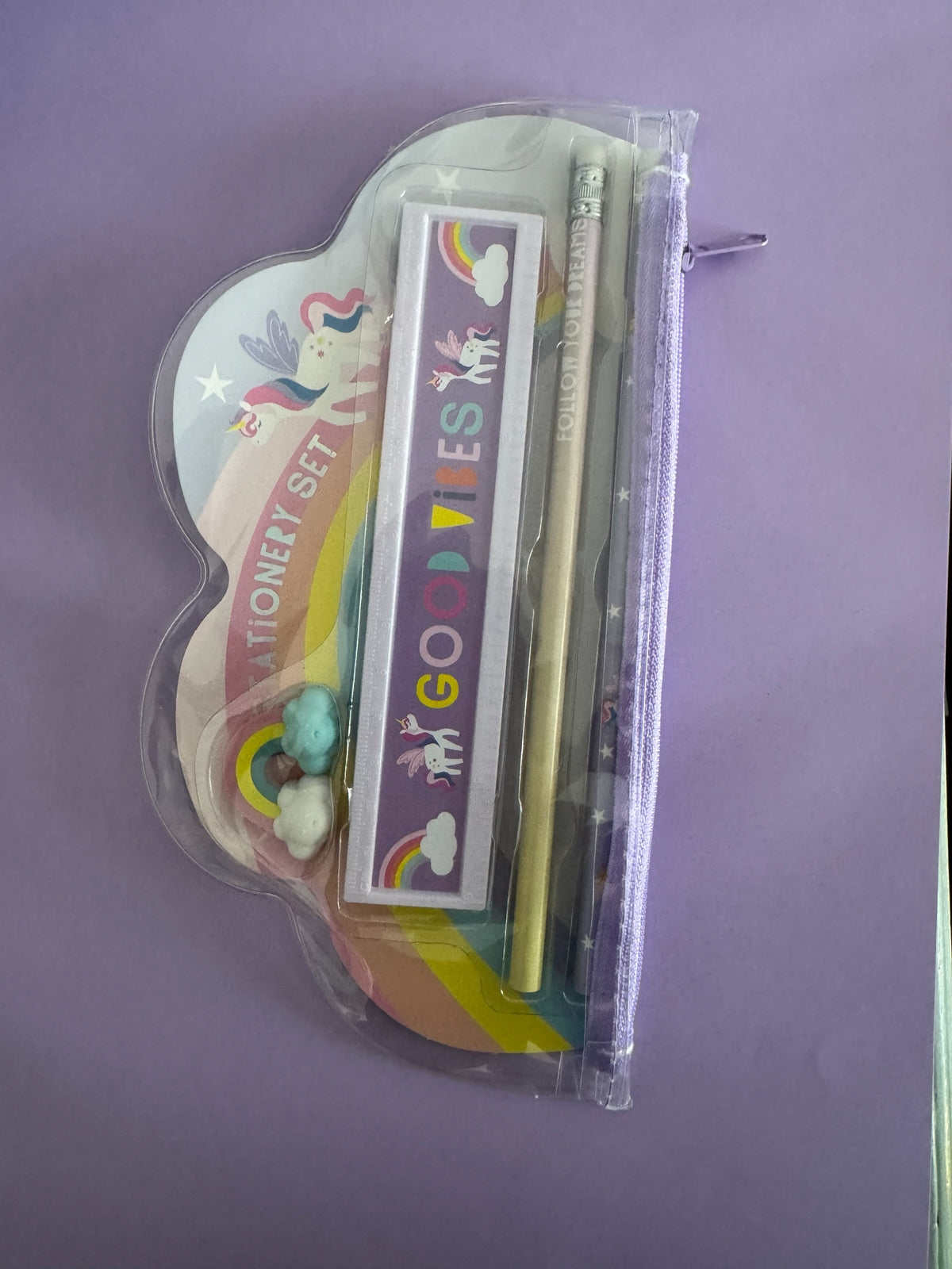Set de papelería Brena con temática de unicornios, incluye lápiz, regla y gomas en estuche transparente con forma nube