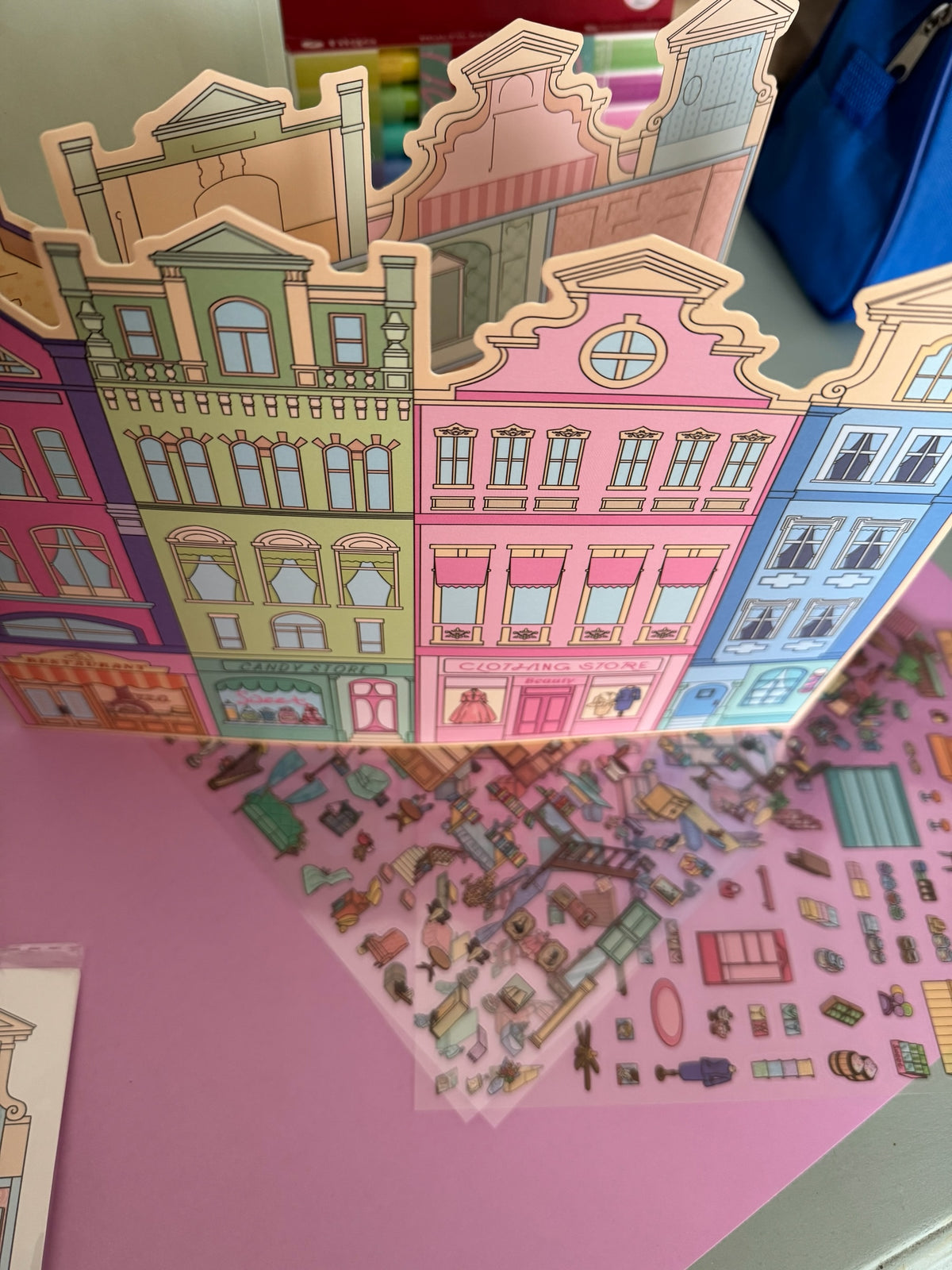 Set de pegatinas Brena con fachadas de casas de estilo europeo y muebles en miniatura para decorar escenarios.