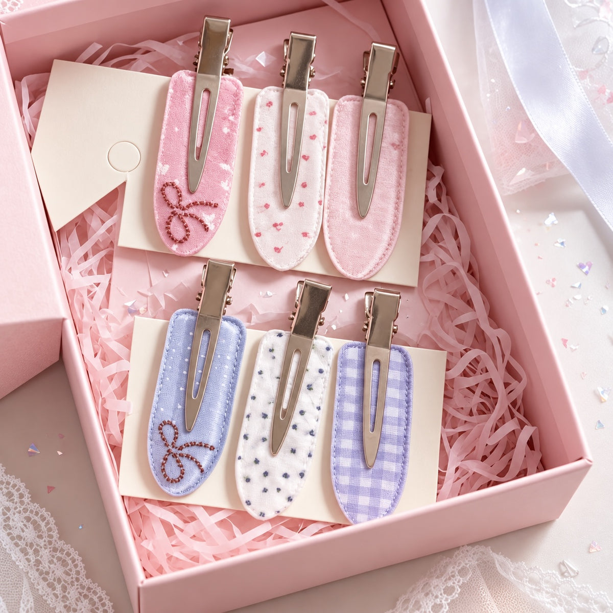 Set de seis pinzas para el cabello Brena en tonos pastel con estampados de cuadros, lunares y bordados delicados.