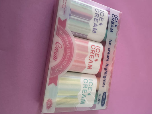 Set de 3 resaltadores Brena con diseño de helado en tonos pastel, ideales para organizar apuntes con estilo.