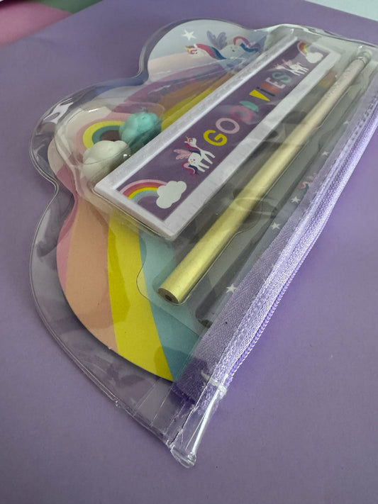 Set de útiles escolares Brena con temática de unicornios en estuche transparente con forma de nube y cierre lila.