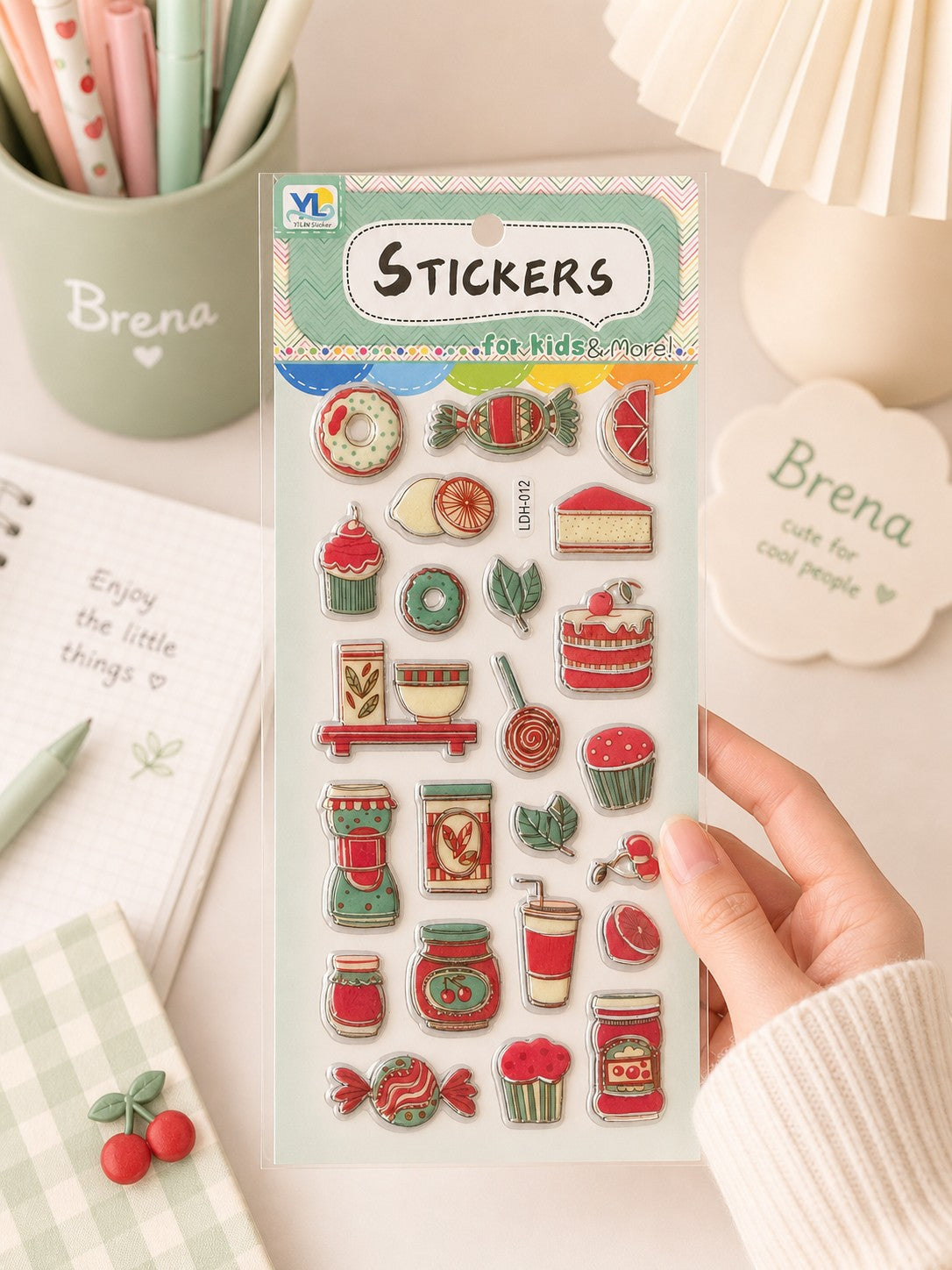 Pegatinas Brena Sweet Treats para niños con diseños de donuts, magdalenas, caramelos, pasteles y tarros de mermelada en rojo y turquesa.